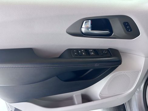 Used 2020 Chrysler Pacifica Touring-L FWD image 44