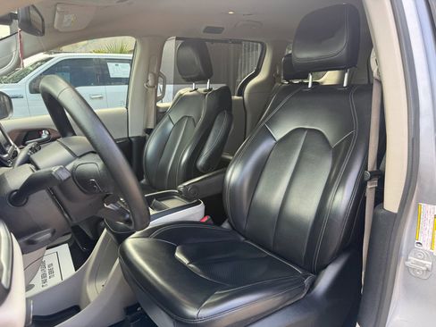 Used 2021 Chrysler Voyager Lxi FWD image 12