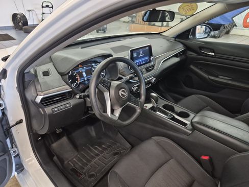 Used 2025 Nissan Altima 2.5 SV FWD image 13