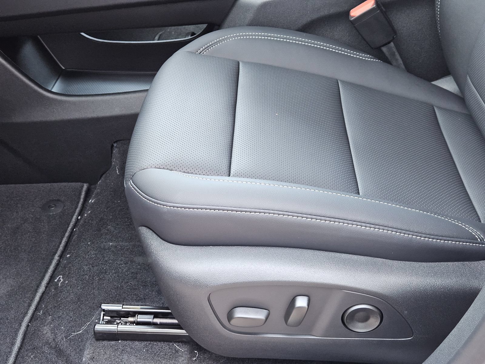 New 2027 Chevrolet Traverse LT w/ Midnight/Sport Edition FWD image 24