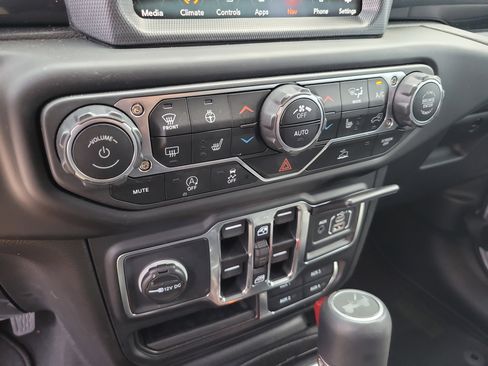 Used 2023 Jeep Wrangler Unlimited Sahara AWD/4WD image 22