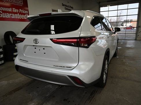 Used 2022 Toyota Highlander Platinum image 6