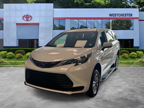 Used 2026 Toyota Sienna LE FWD image 4