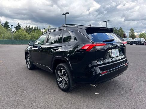 Used 2022 Toyota RAV4 SE w/ Weather & Moonroof Package AWD/4WD image 5