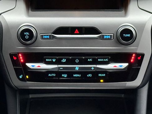 Used 2022 Ford Explorer XLT w/ Equipment Group 202A image 22