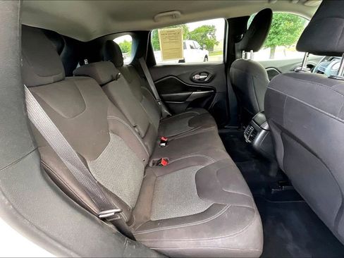 Used 2019 Jeep Cherokee Latitude w/ Popular Appearance Group FWD image 25