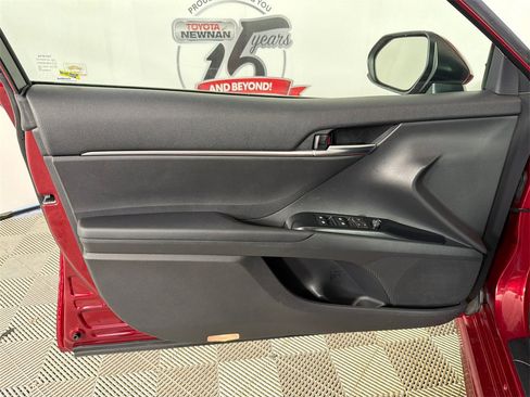Used 2018 Toyota Camry SE image 10