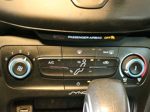 Used 2017 Ford Focus SE FWD image 24
