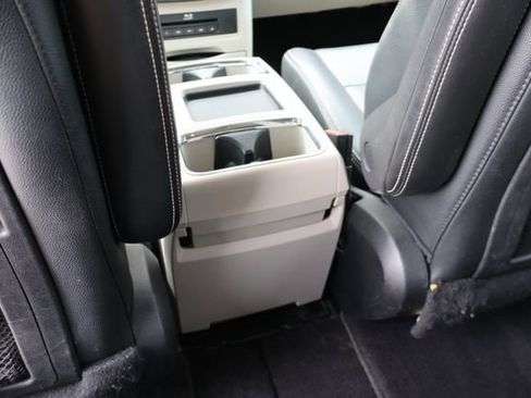 Used 2016 Chrysler Town & Country Touring-L FWD image 46