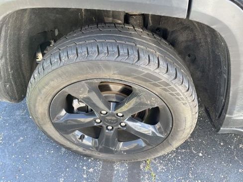 Used 2024 Jeep Grand Cherokee L Limited w/ Luxury Tech Group II image 6