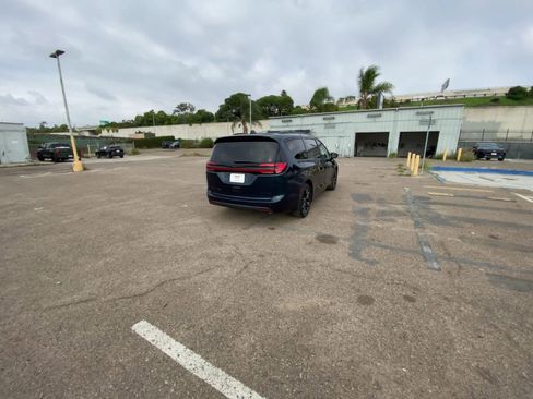 Used 2025 Chrysler Pacifica Limited image 16