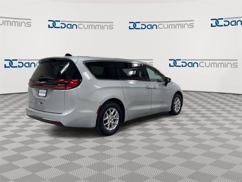 Used 2024 Chrysler Pacifica Touring-L image 8