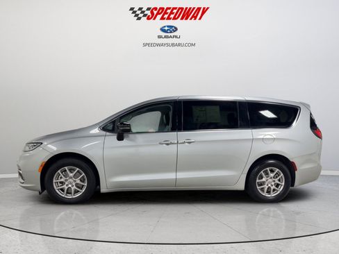 Used 2024 Chrysler Pacifica Touring-L FWD image 10