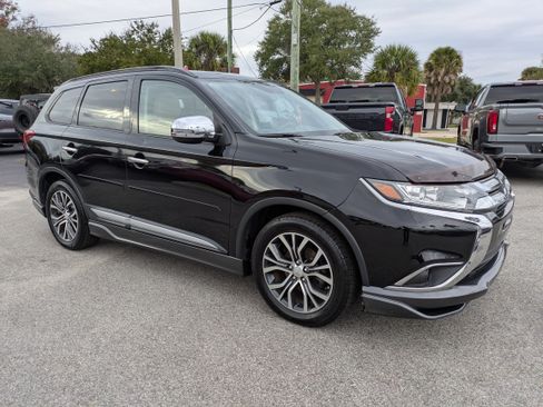 Used 2016 Mitsubishi Outlander SE image 2