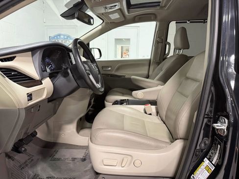 Used 2020 Toyota Sienna XLE FWD image 11
