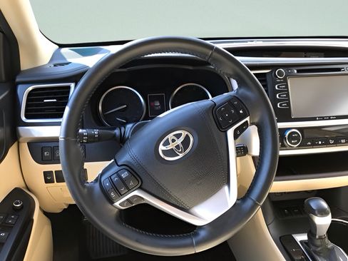 Certified 2018 Toyota Highlander XLE AWD/4WD image 14