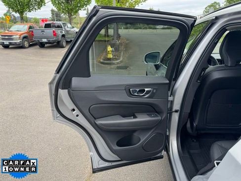 Used 2022 Volvo XC60 B5 Momentum AWD/4WD image 11
