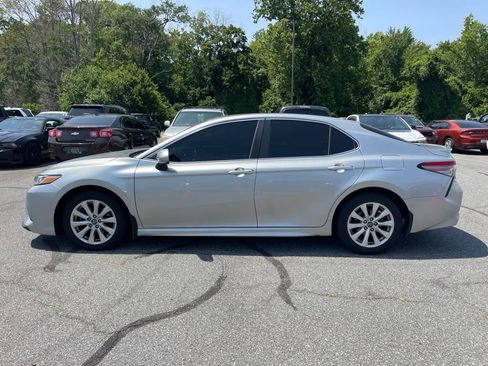 Used 2019 Toyota Camry SE FWD image 2