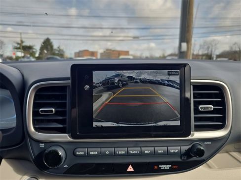 Used 2025 Hyundai Venue Limited image 17