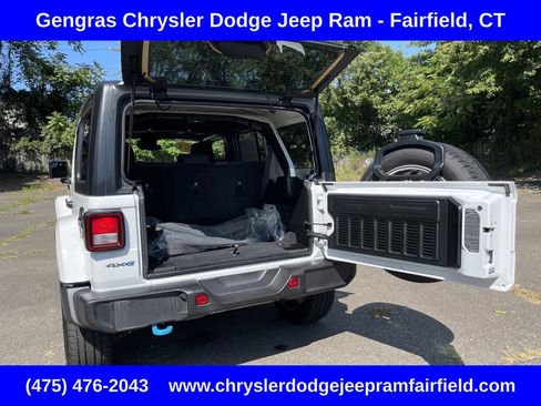 Used 2024 Jeep Wrangler Unlimited w/ Convenience Group AWD/4WD image 18