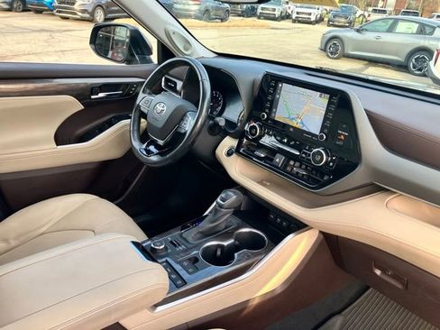 Used 2020 Toyota Highlander Limited image 12