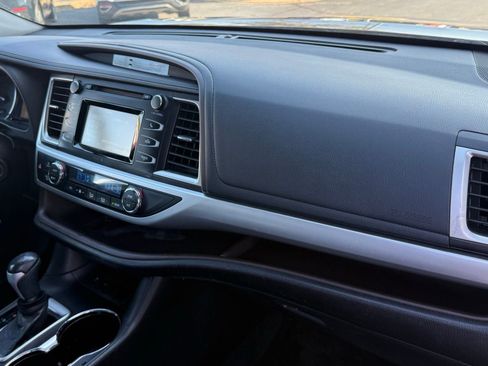 Used 2015 Toyota Highlander LE image 5