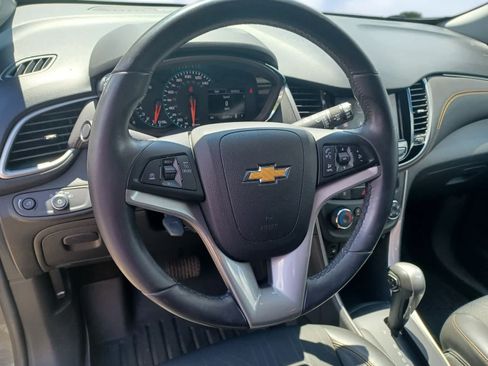 Used 2022 Chevrolet Trax LT w/ LT Convenience Package AWD/4WD image 9