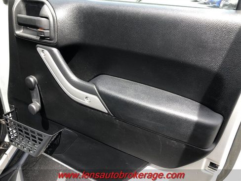 Used 2012 Jeep Wrangler Rubicon w/ Connectivity Group AWD/4WD image 15