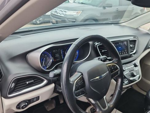 Used 2020 Chrysler Pacifica Touring-L image 13