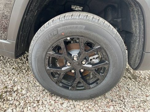 Used 2025 Jeep Grand Cherokee Altitude AWD/4WD image 18