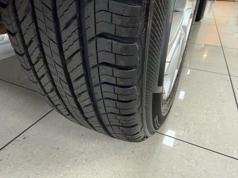 Used 2019 Land Rover Range Rover Evoque SE image 4