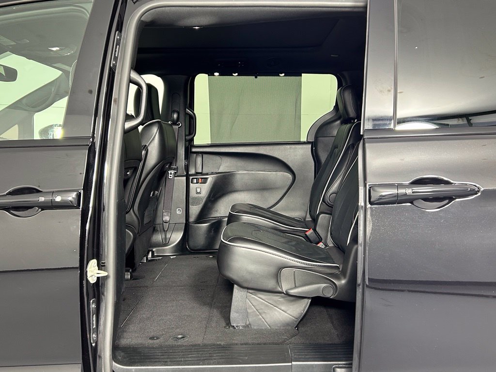 Used 2025 Chrysler Pacifica Limited FWD image 16