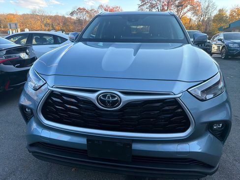 Used 2022 Toyota Highlander XLE image 2