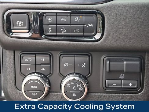 Used 2025 GMC Yukon XL AT4 AWD/4WD image 9