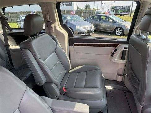 Used 2013 Volkswagen Routan SEL Premium FWD image 17