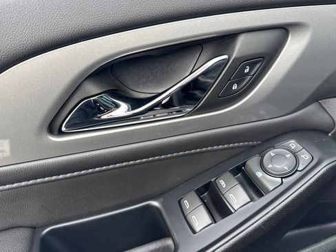 Used 2023 Chevrolet Traverse LT image 12