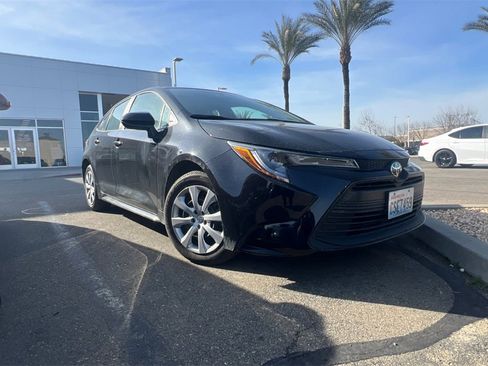 Used 2025 Toyota Corolla LE image 2