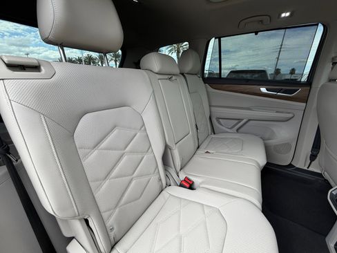 Used 2024 Volkswagen Atlas SE w/ Panoramic Sunroof Package image 18