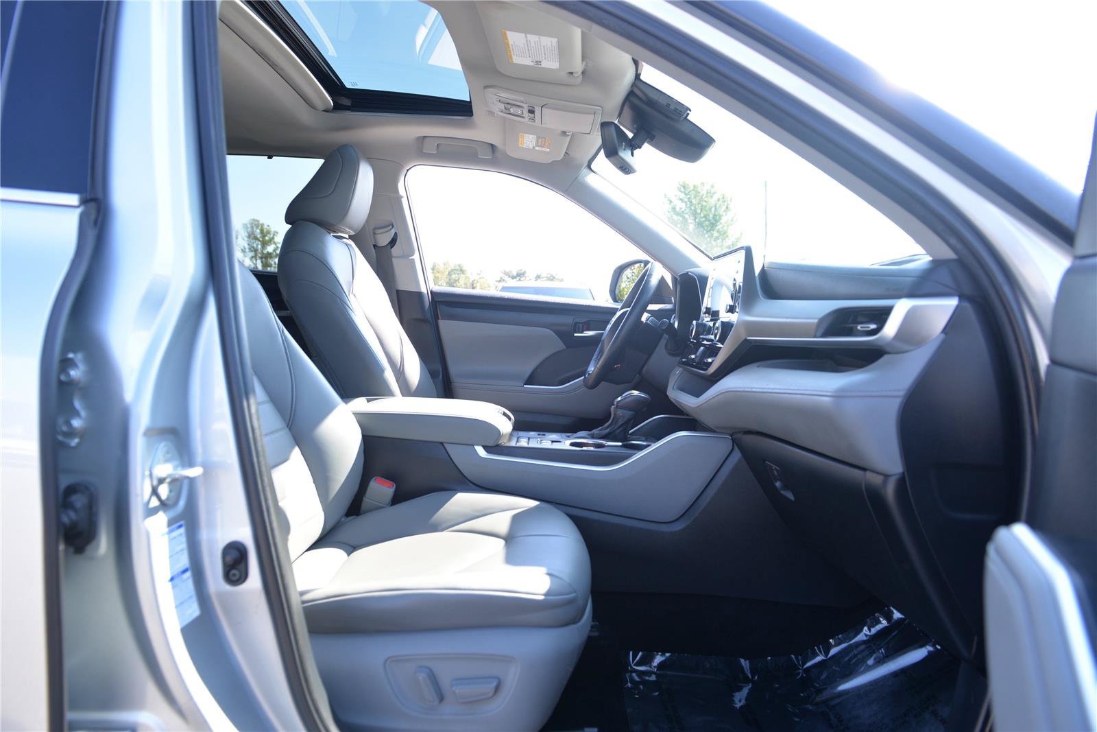Used 2021 Toyota Highlander XLE w/ Protection Package #3 (TMS) AWD/4WD image 13