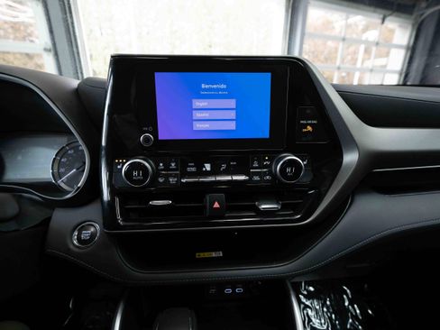 Used 2023 Toyota Highlander XLE image 17