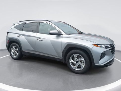 Used 2024 Hyundai Tucson SEL FWD image 2