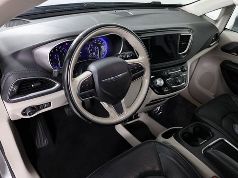 Used 2019 Chrysler Pacifica Limited image 23