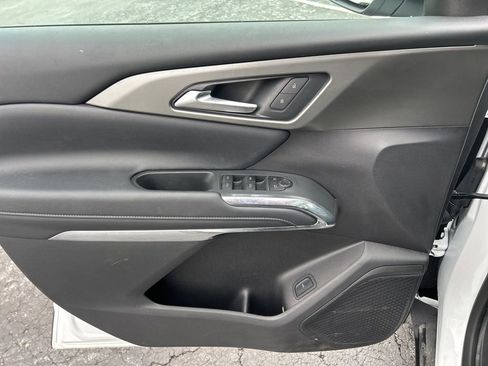 Used 2025 Chevrolet Traverse LT w/ Sun and Wheel Package image 14