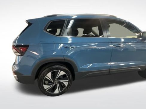 Certified 2025 Volkswagen Taos SE AWD/4WD image 9