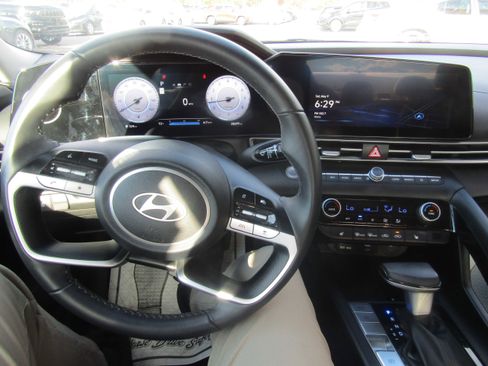 Used 2025 Hyundai Elantra Limited FWD image 17