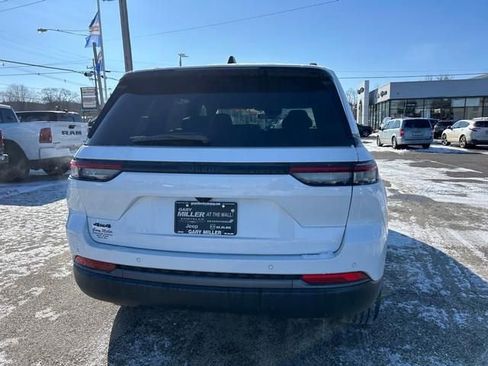 New 2026 Jeep Grand Cherokee Altitude image 4