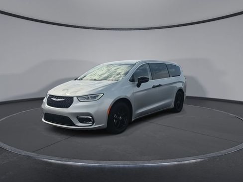 Used 2024 Chrysler Pacifica Touring-L FWD image 4
