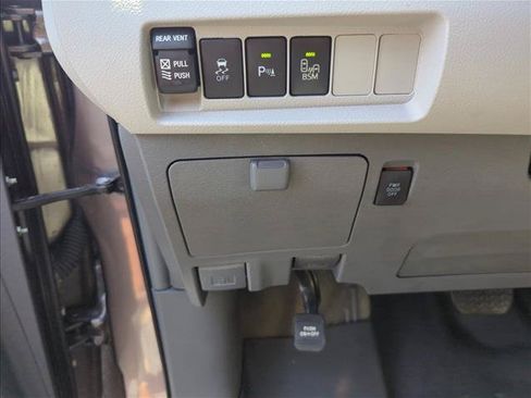 Used 2015 Toyota Sienna XLE Premium FWD image 11