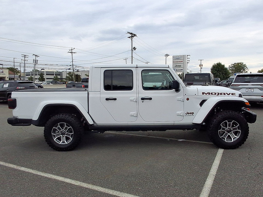 Used 2025 Jeep Gladiator Mojave AWD/4WD image 32