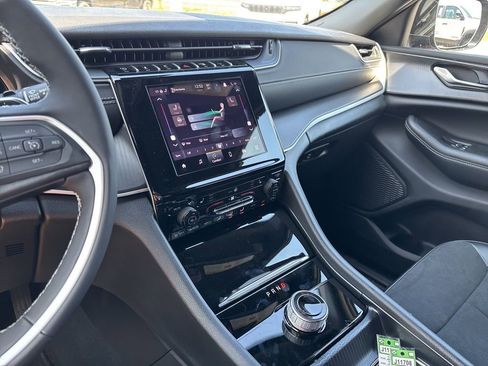 New 2025 Jeep Grand Cherokee Altitude AWD/4WD image 69